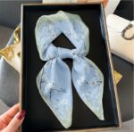 By Queen Nature Inspired Elegance Σατέν Μαντήλι Με Πουλάκια & Λευκά Άνθη - Image 3