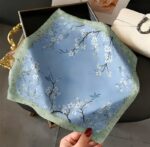 By Queen Nature Inspired Elegance Σατέν Μαντήλι Με Πουλάκια & Λευκά Άνθη - Image 4