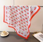 By Queen Playful & Feminine Σατέν Μαντήλι Με Cherry Print