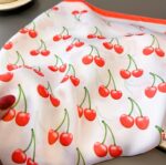 By Queen Playful & Feminine Σατέν Μαντήλι Με Cherry Print - Image 11