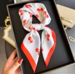 By Queen Playful & Feminine Σατέν Μαντήλι Με Cherry Print - Image 6