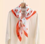 By Queen Playful & Feminine Σατέν Μαντήλι Με Cherry Print - Image 8