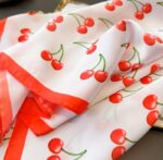 By Queen Playful & Feminine Σατέν Μαντήλι Με Cherry Print - Image 9