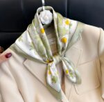 By Queen Σατέν Φουλάρι Με Μαργαρίτες Romantic & Fresh - Image 2