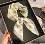 By Queen Σατέν Φουλάρι Με Μαργαρίτες Romantic & Fresh - Image 3