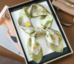 By Queen Σατέν Φουλάρι Με Μαργαρίτες Romantic & Fresh - Image 5