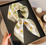 By Queen Σατέν Φουλάρι Με Μαργαρίτες Romantic & Fresh - Image 7