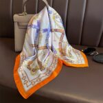 By Queen Σατέν Μαντήλι Equestrian Με Αλυσίδες & Πορτοκαλί Περίγραμμα