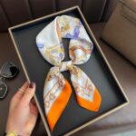 By Queen Σατέν Μαντήλι Equestrian Με Αλυσίδες & Πορτοκαλί Περίγραμμα - Image 3