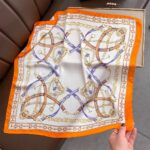 By Queen Σατέν Μαντήλι Equestrian Με Αλυσίδες & Πορτοκαλί Περίγραμμα - Image 7