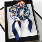 By Queen Statement Elegance Σατέν Φουλάρι με Πεταλούδες & Λουλούδια - Image 5