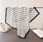 By Queen Timeless Minimal Elegance Σατέν Μαντήλι Mε Μαύρα Πουά - Image 3