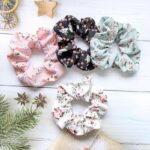 By Queen Scrunchie Floral Με Λουλούδια Με Ανοιξιάτικα Χρώματα (Τυχαίο Χρώμα Επιλογής)