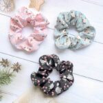 By Queen Scrunchie Floral Με Λουλούδια Με Ανοιξιάτικα Χρώματα (Τυχαίο Χρώμα Επιλογής) - Image 6