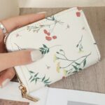 By Queen Λευκό Floral Πορτοφολάκι Με Χρυσό Φερμουάρ - Image 7