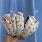 By Queen Κρεμ Στέκα Μαλλιών Με Μωβ Μπουμπούκια Και Φιογκάκια - Image 2