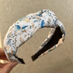 By Queen Κρεμ Στέκα Μαλλιών Με Μπλε Και Χρυσές Πεταλούδες