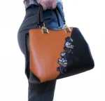 By Queen Γυναικεία Τσάντα Tote Με Κεντητό Λουλούδι Tαμπά - Image 2