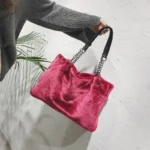 By Queen Γυναικεία Τσάντα Shopper Γούνινη Μπορντό - Image 6
