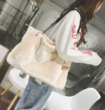 By Queen Γυναικεία Τσάντα Shopper Γούνινη Άσπρη - Image 2