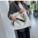 By Queen Γυναικεία Τσάντα Shopper Γούνινη Άσπρη - Image 4