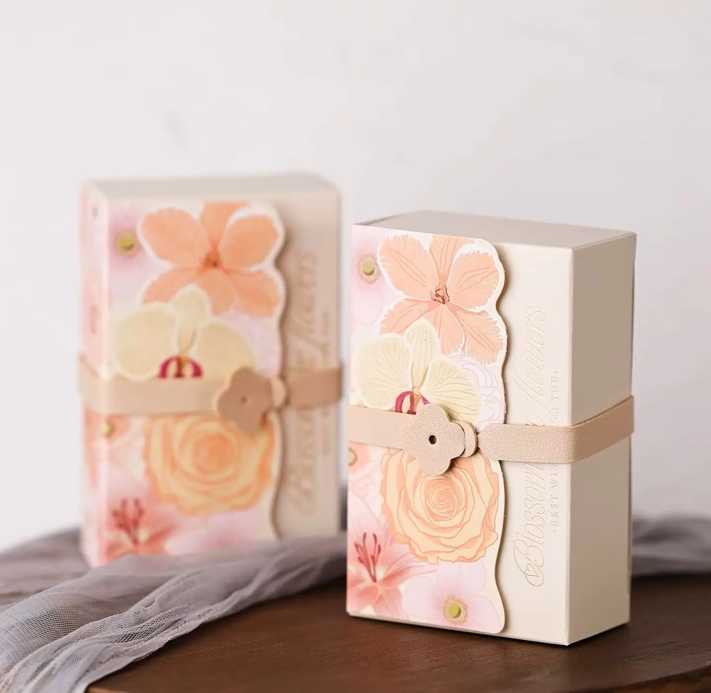 gift packaging blossom like flowers1 By Queen Κουτί Δώρου Σε Κρεμ Απόχρωση Blossom Like Flowers - Image 1