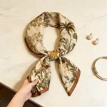 By Queen Jungle Σατέν Μαντήλι Με Τροπικά Φυτά & Ζώα - Image 3