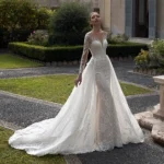 By Queen Νυφικό Με Δαντέλα, Μακριά Μανίκια Και Αέρινη Ουρά - Image 2