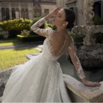 By Queen Νυφικό Με Δαντέλα, Μακριά Μανίκια Και Αέρινη Ουρά - Image 3