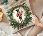 By Queen Limited Festive Edition Μαξιλαροθήκη Nutcracker Wreath Mε Πεύκα Και Κουκουνάρια 45x45εκ. - Image 6