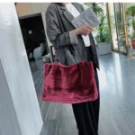 By Queen Γυναικεία Τσάντα Shopper Γούνινη Μπορντό - Image 4