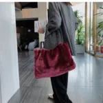 By Queen Γυναικεία Τσάντα Shopper Γούνινη Μπορντό - Image 5