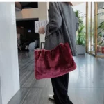 By Queen Γυναικεία Τσάντα Shopper Γούνινη Μπορντό - Image 2