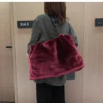 By Queen Γυναικεία Τσάντα Shopper Γούνινη Μπορντό - Image 3