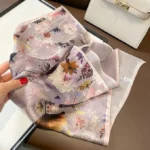 By Queen Σατέν Μαντήλι Με Elegant & Artistic Floral Σχέδιο - Image 15