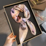 By Queen Σατέν Μαντήλι Με Elegant & Artistic Floral Σχέδιο - Image 3