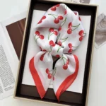 By Queen Playful & Feminine Σατέν Μαντήλι Με Cherry Print - Image 9
