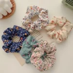 By Queen Scrunchie Floral And Butterfly Με Ανοιξιάτικα Χρώματα (Τυχαίο Χρώμα Επιλογής)