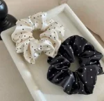 By Queen Scrunchie Satin Πουά Με Μαύρη Βάση Και Εκρού (Τυχαίο Χρώμα Επιλογής)