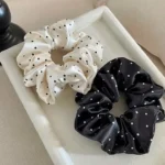 By Queen Scrunchie Satin Πουά Με Μαύρη Βάση Και Εκρού (Τυχαίο Χρώμα Επιλογής)