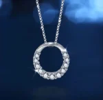 ByQueen | Ασημένιο κολιέ 925 Crystal Circle με λευκά ζιργκόν σε μπλε φόντο