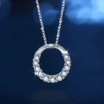 ByQueen | Ασημένιο κολιέ 925 Crystal Circle με λευκά ζιργκόν σε μπλε φόντο