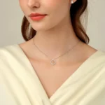 ByQueen | Κολιέ Crystal Circle από ασήμι 925 φορεμένο με elegant λευκό σύνολο
