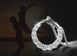 ByQueen | Crystal Circle ασημένιο κολιέ με λαμπερά λευκά ζιργκόν σε σκούρο φόντο
