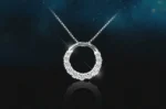 ByQueen | Κολιέ 925 Crystal Circle με λευκά ζιργκόν και κυκλικό σχέδιο σε μαύρο φόντο