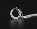 ByQueen | Λεπτομέρεια ασημένιου κολιέ 925 Crystal Circle με σειρά λευκών ζιργκόν