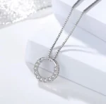ByQueen | Λεπτομέρεια κολιέ 925 Crystal Circle με κυκλικό σχέδιο και ζιργκόν
