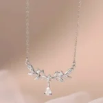 ByQueen | Ασημένιο κολιέ 925 Crystal Laurel με φύλλα και λευκά ζιργκόν