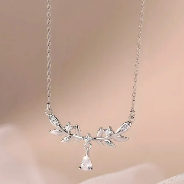 ByQueen | Ασημένιο κολιέ 925 Crystal Laurel με φύλλα και λευκά ζιργκόν