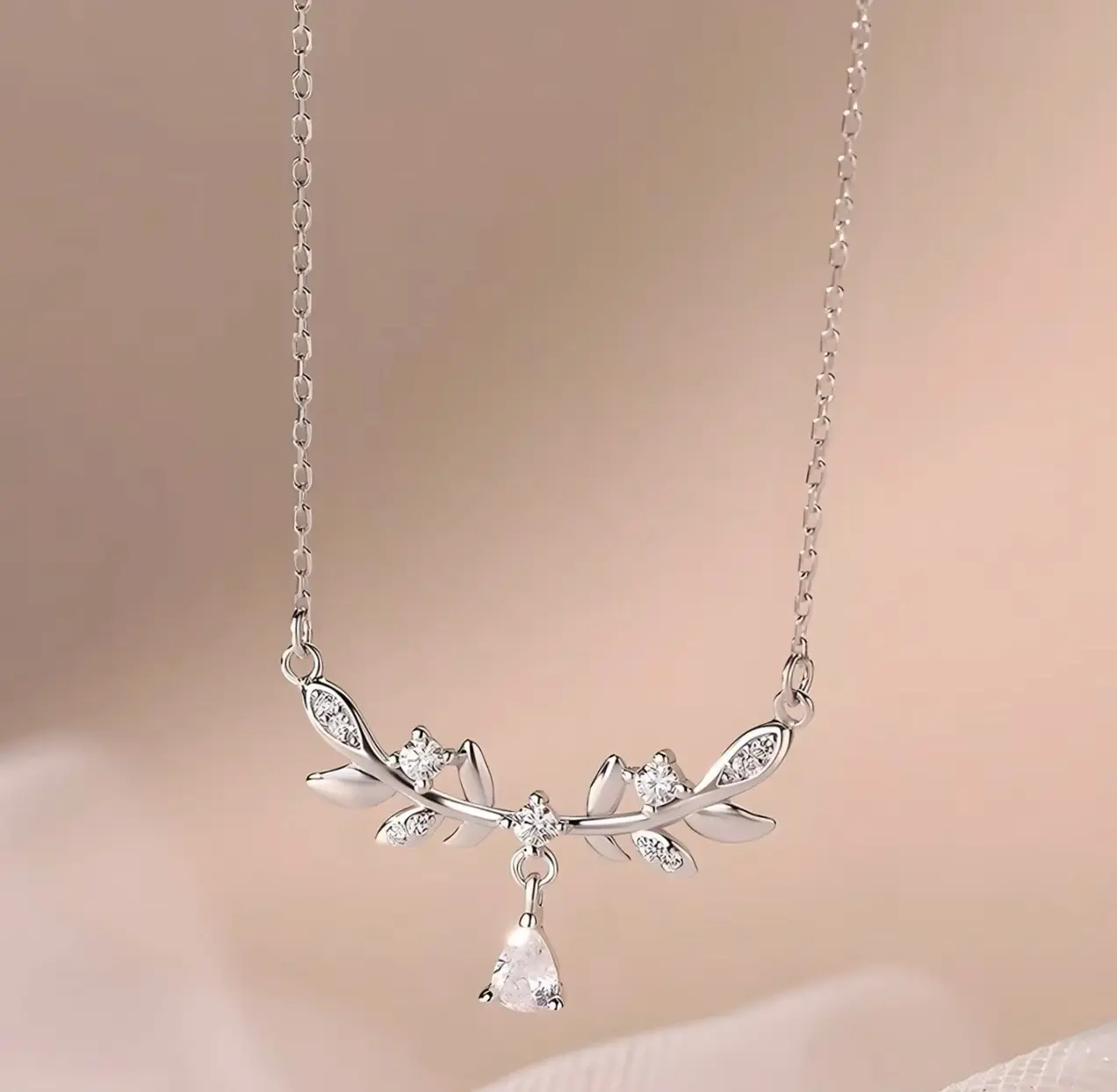 Ασημένιο Κολιέ 925 Crystal Laurel με Φύλλα και Λευκά Ζιργκόν1 ByQueen | Ασημένιο κολιέ 925 Crystal Laurel με φύλλα και λευκά ζιργκόν